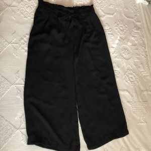 Wide-legged cropped pants.